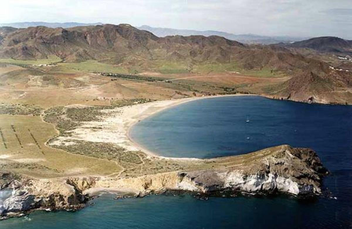 Imagen panorámica del la idílica Playa de los Genoveses, en el Parque Natural del Cabo de Gata.