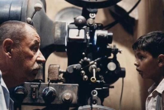 Fotograma de Cinema Paradiso donde aparecen Alfredo y Totò