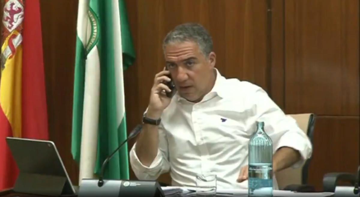 Captura de pantalla del consejero Elías Bendodo pillado 'in fraganti' mientras el diputado Diego Crespo le preguntaba.