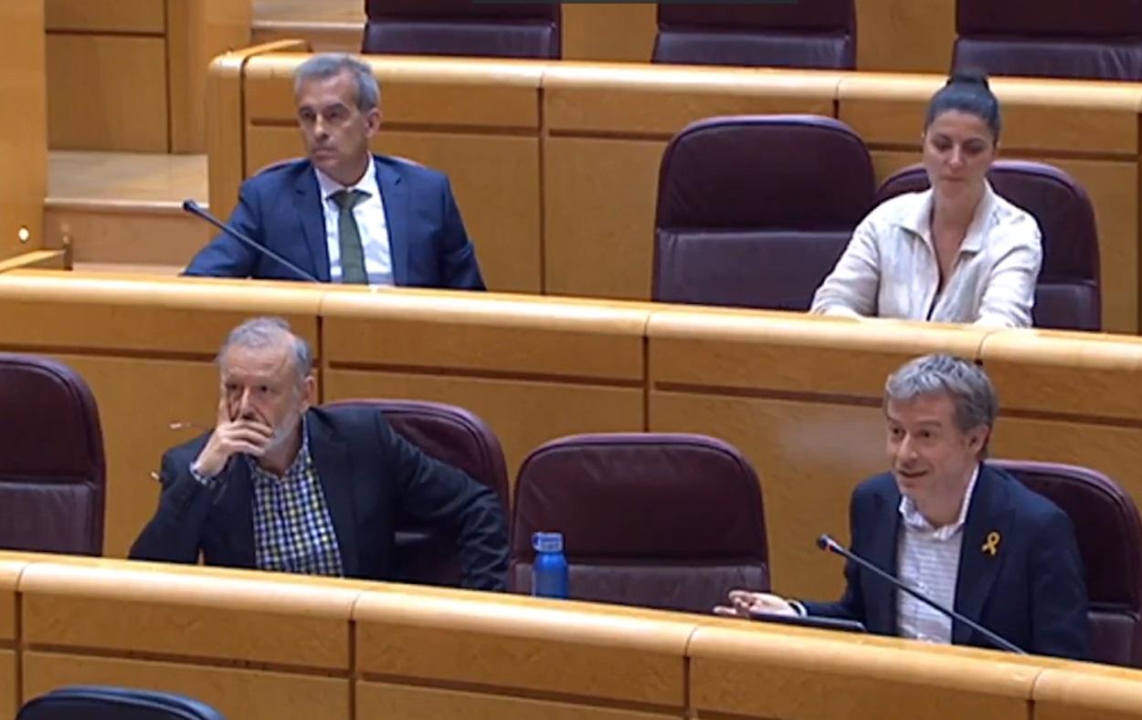 Macarena Olona en una comisión del Senado recibiendo un corte del PP