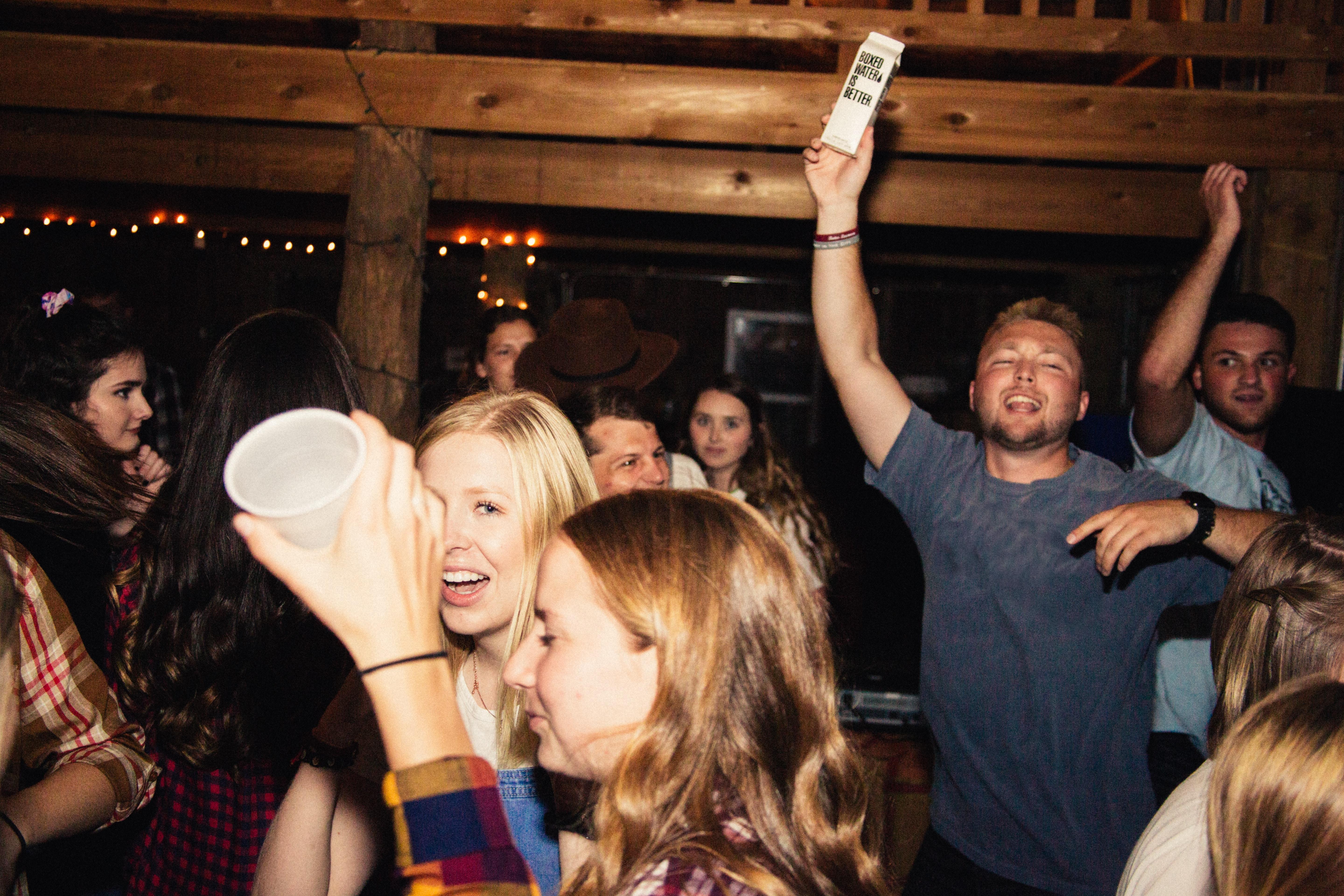 Una fiesta en la terraza de una casa. Jacob Bentzinger  para Unsplash