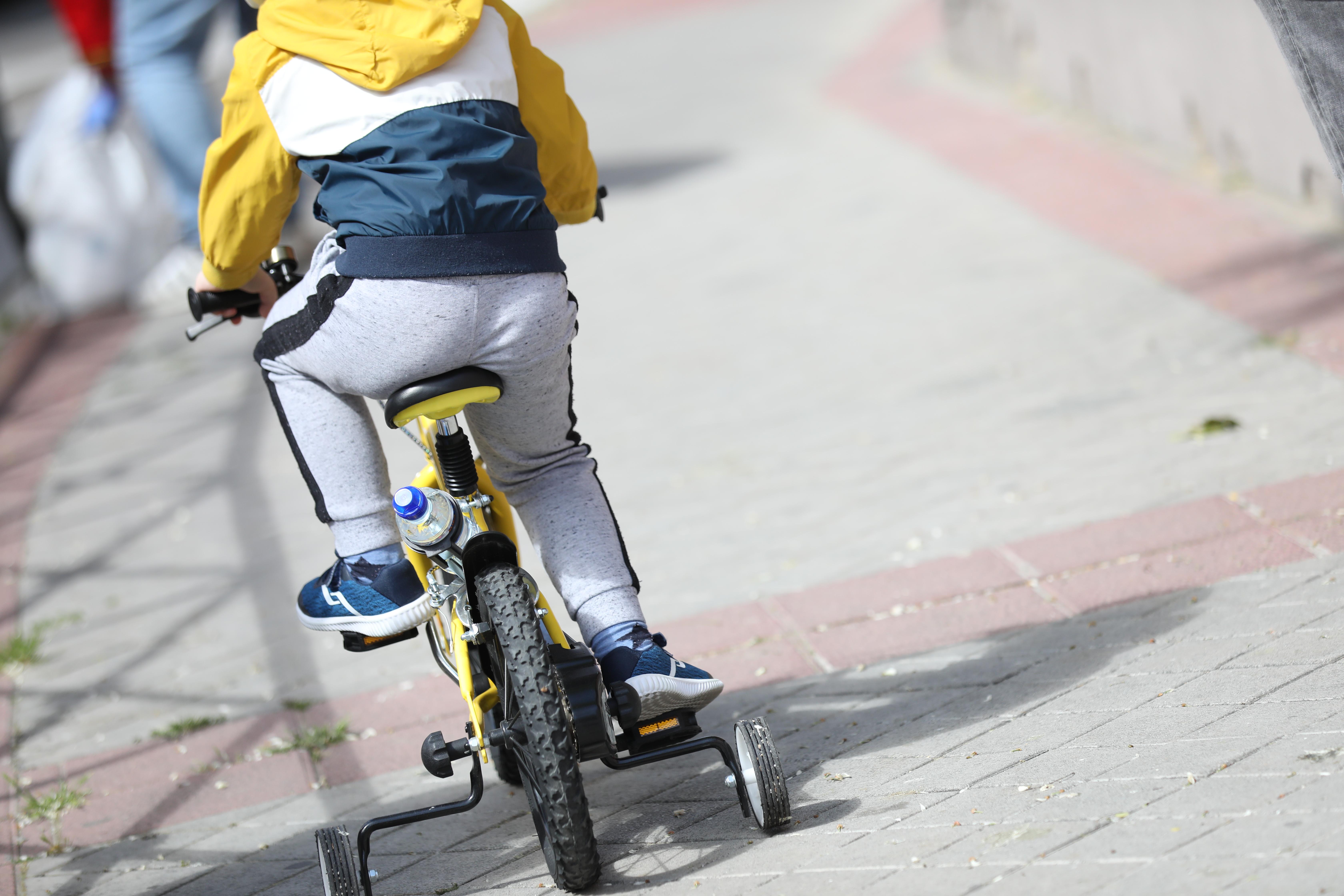 Un niño monta en bicicleta / EP