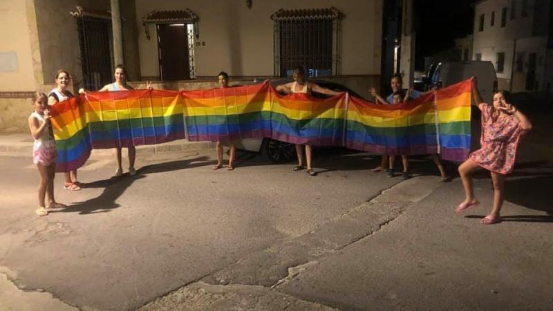 Vecinos con la bandera LGTBI en Villanueva de Algaidas