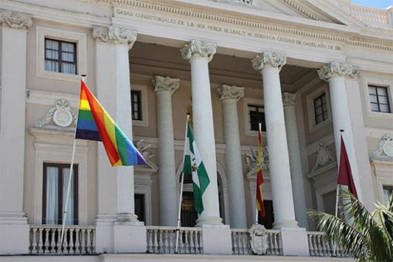 La bandera LGTBI en la fachada del Ayuntamiento de Cádiz.