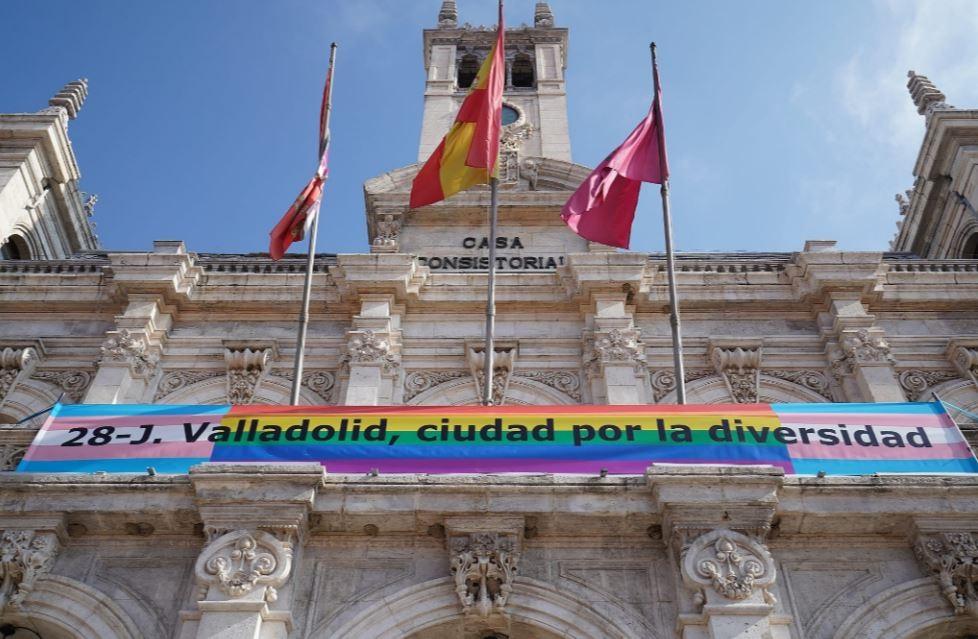 La bandera del 'Orgullo LGTBi' en el balcón del Ayuntamiento de Valladolid