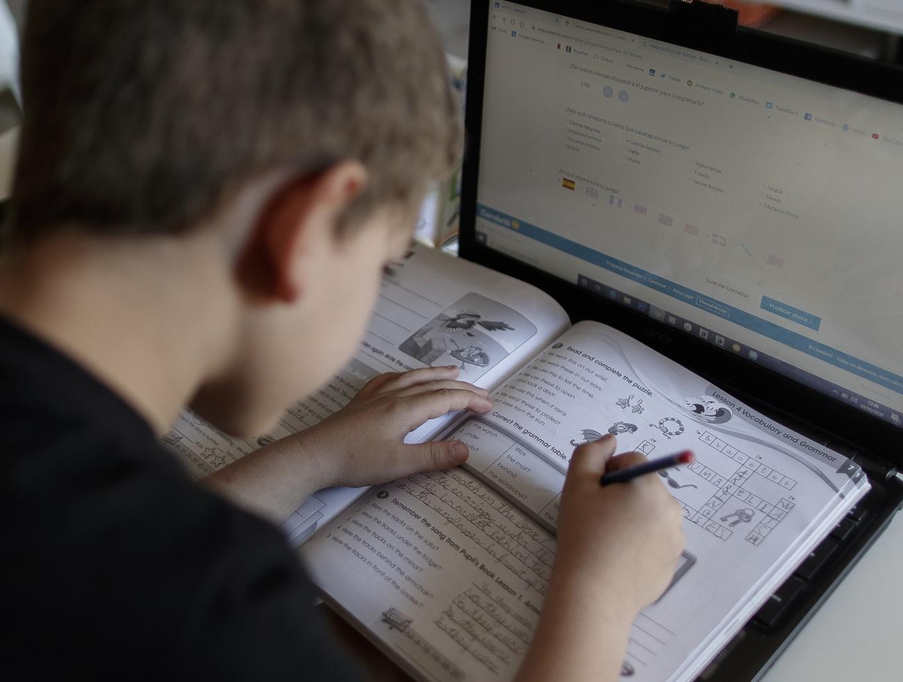 Un niño hace los deberes en casa durante la crisis sanitaria