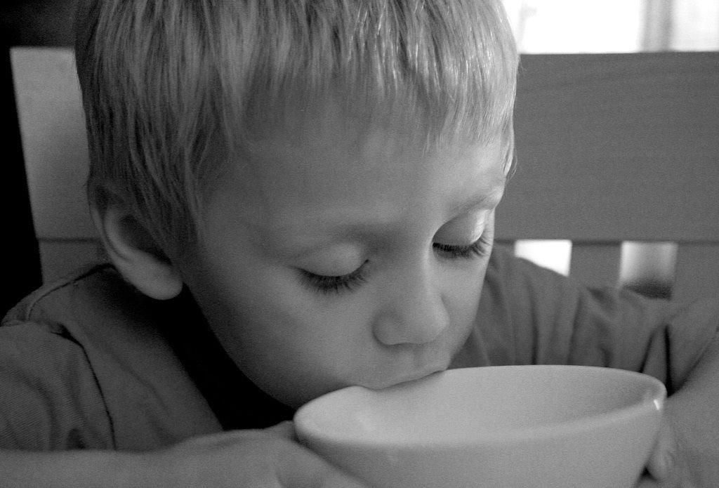 Imagen de recurso de un niño comiendo una sopa. Fuente: Europa Press.