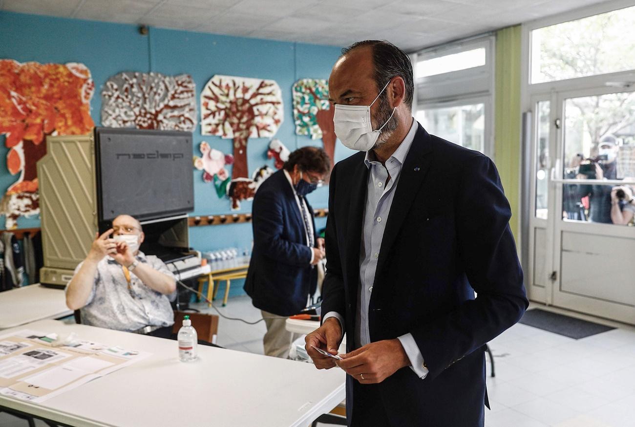 El primer ministro Edouard Philippe vota en la segunda vuelta de las elecciones municipales francesas. 