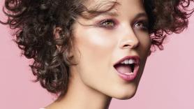Es importante mantener una buena higiene de la cara, para lo que existen desmaquillantes y geles para hacer una buena limpieza facial