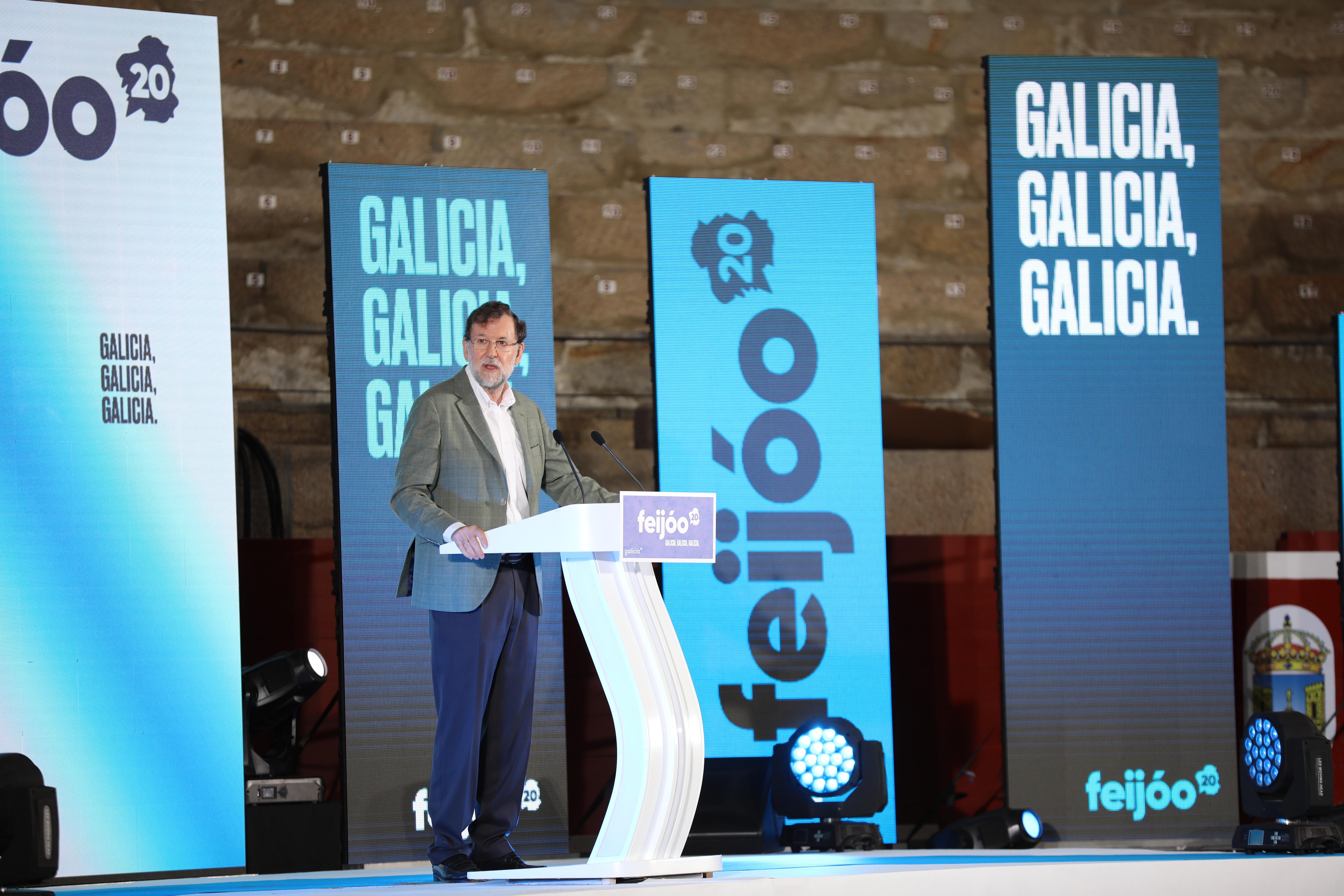 El expresidente del Gobierno, Mariano Rajoy, interviene durante el acto de clausura del acto de campaña del Partido Popular celebrado en la plaza de toros de Pontevedra, Galicia, (España), a 27 de junio de 2020.