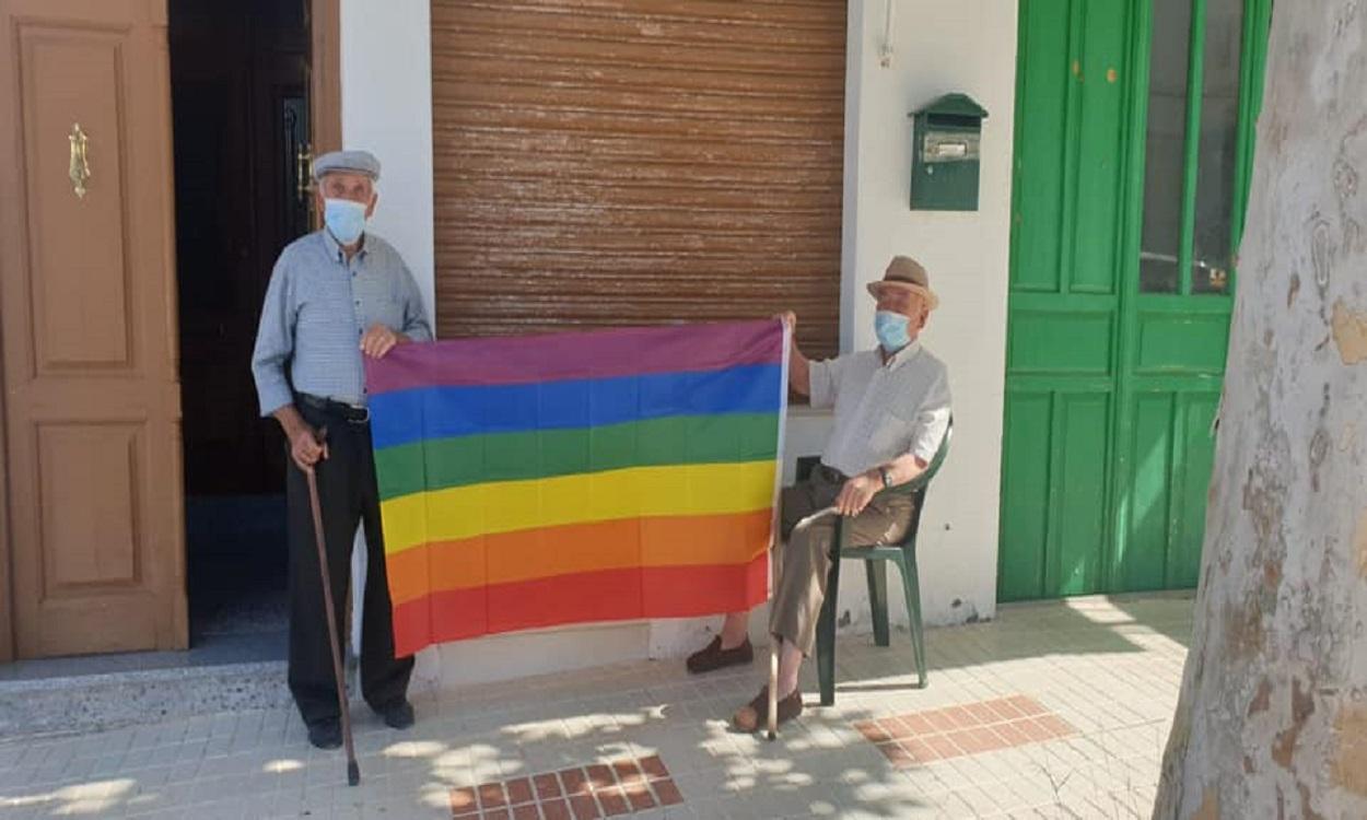 Dos vecinos de Villanueva de Algaidas con la bandera LGTBI