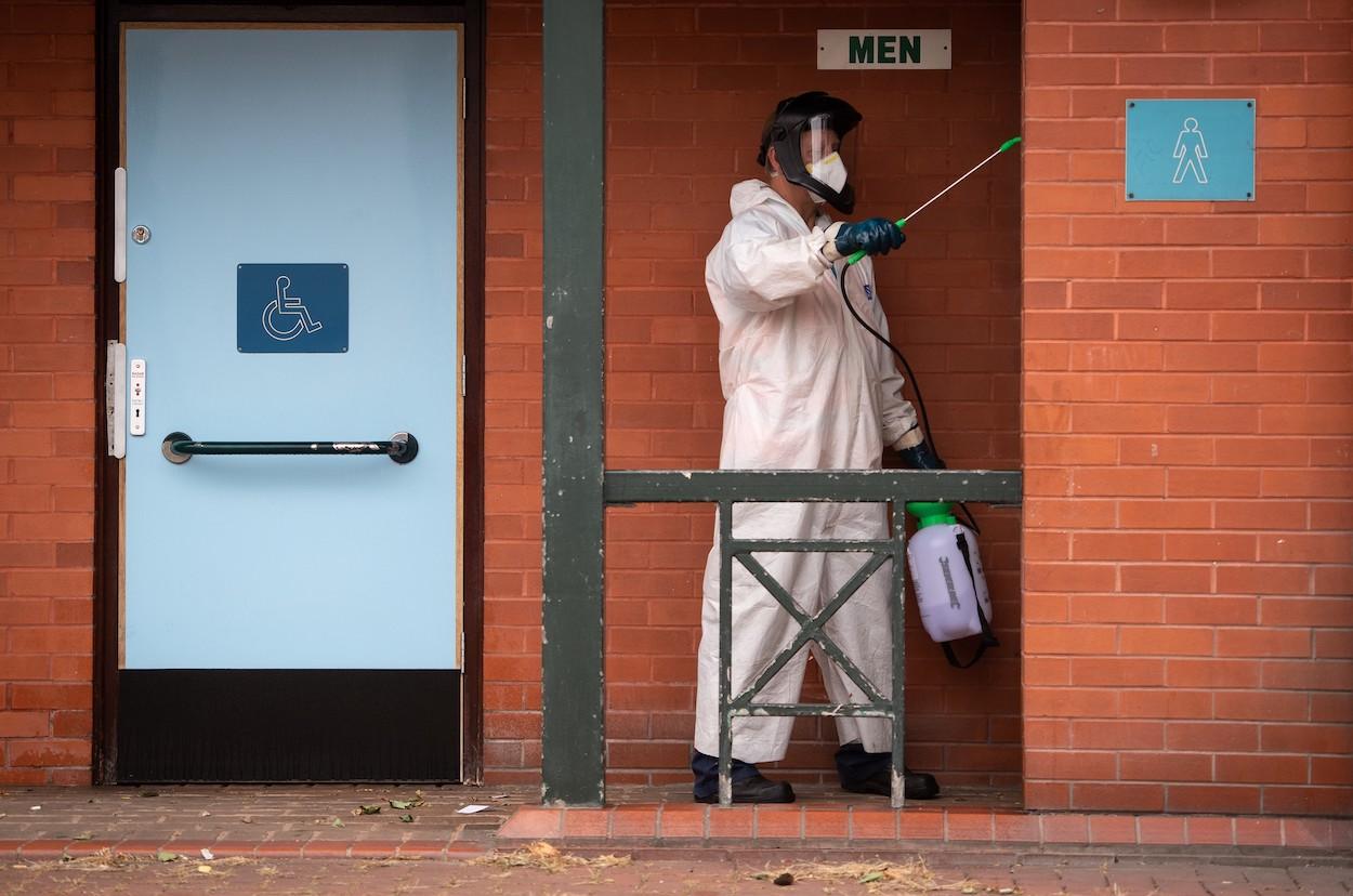 Imagen de un hombre realizando labores de desinfección en Leicester