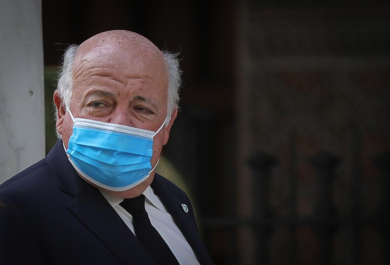 El consejero de Salud de la Junta, Jesús Aguirre, protegiéndose con una masacarilla. MARÍA JSOÉ LÓPEZ/EP