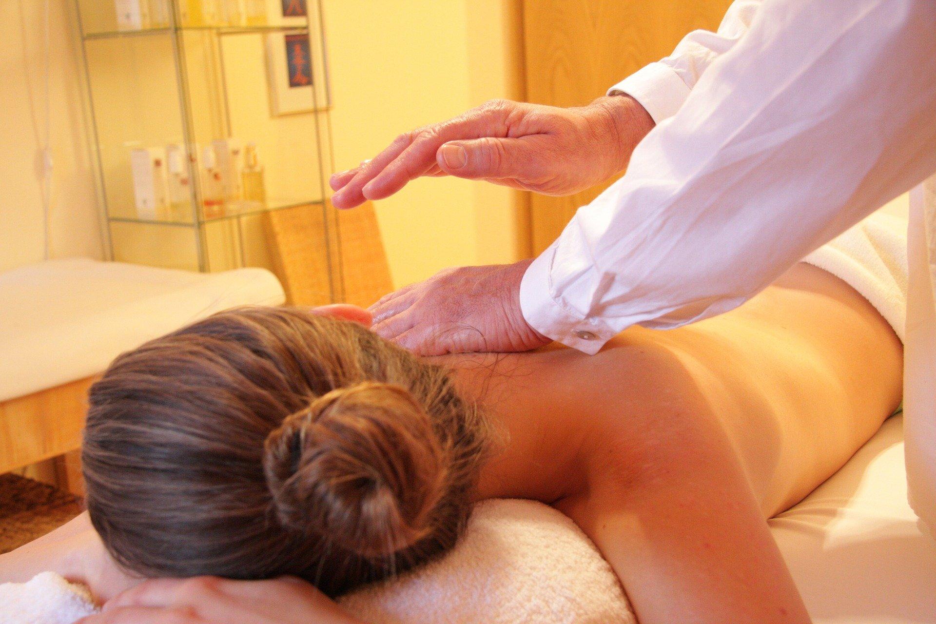 Imagen de recurso de un masaje a una mujer. Pixabay