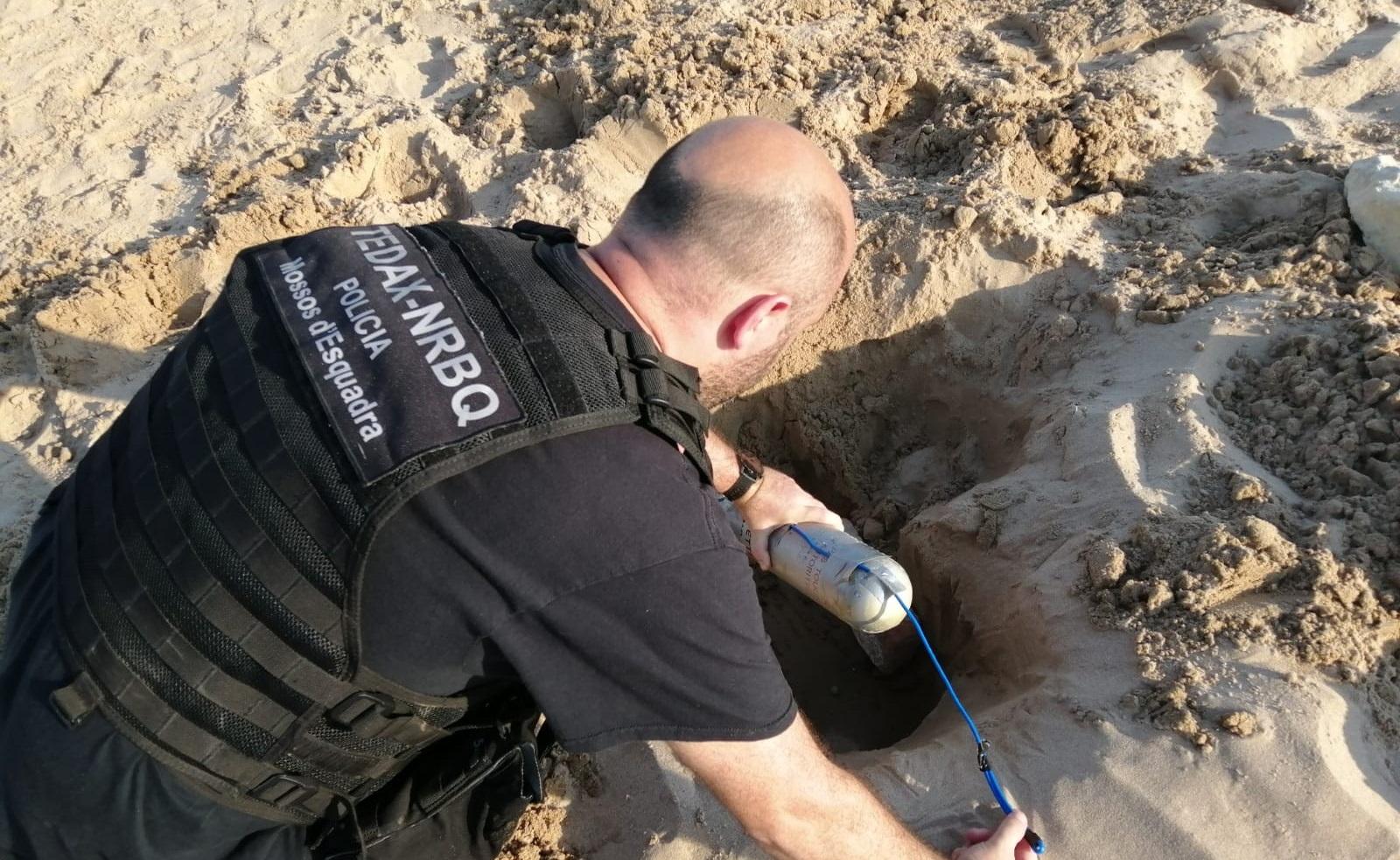 Los Mossos desalojan una playa en Tarragona por una bomba