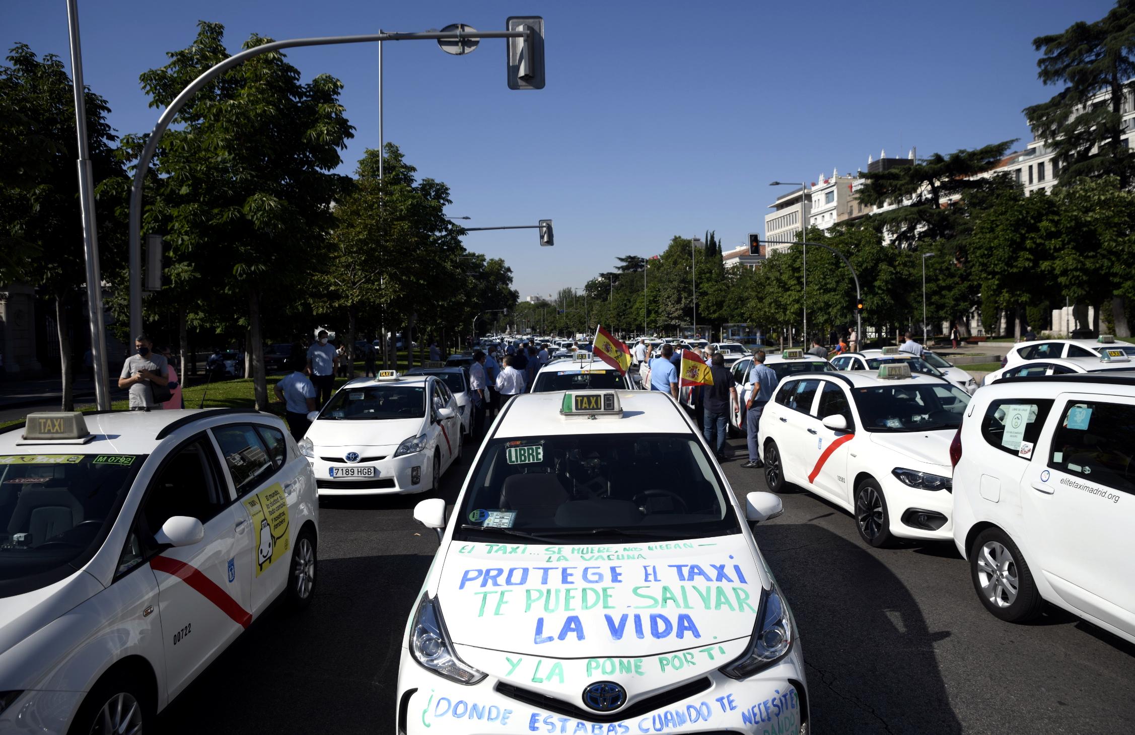 Macroconcentración de taxis en el Paseo de Recoletos (Madrid) - Europa Press