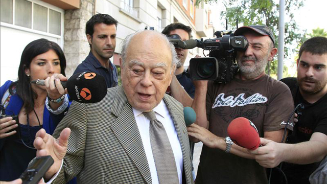 Pujol se atiene al guión en el Parlament: se envuelve en la bandera e insiste en que su fortuna es de origen familiar Pujol se atiene al guión en el Parlament: se envuelve en la bandera e insiste en que su fortuna es de origen familiar
