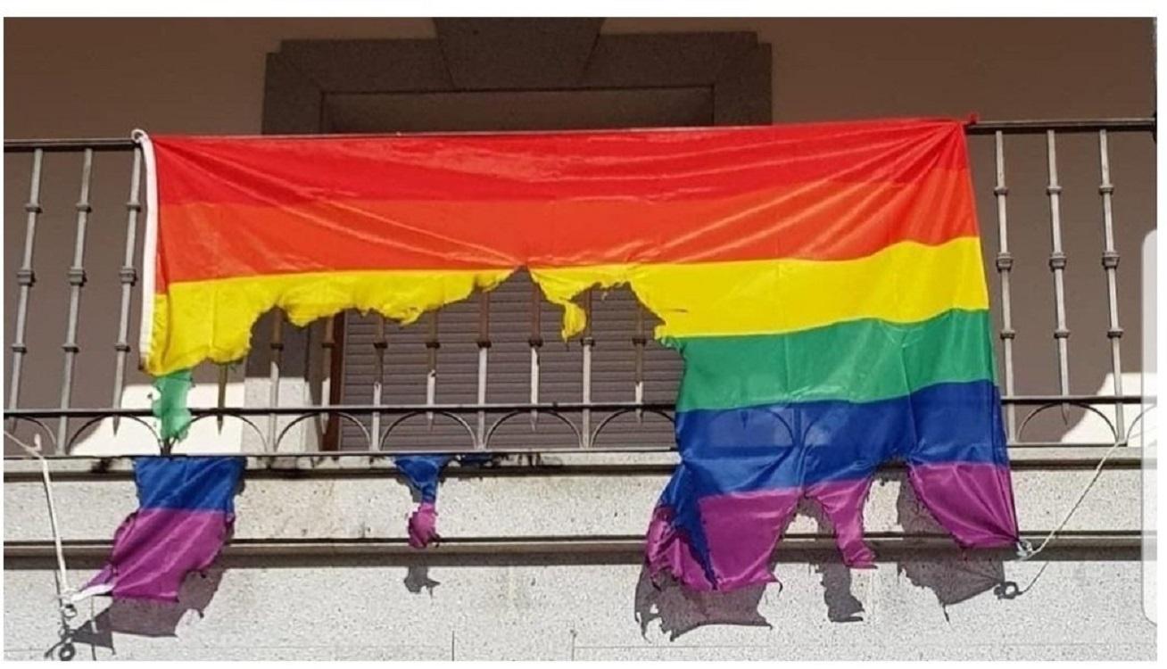 Queman la bandera arcoiris del Ayuntamiento de Ajofrín, Toledo. Twitter