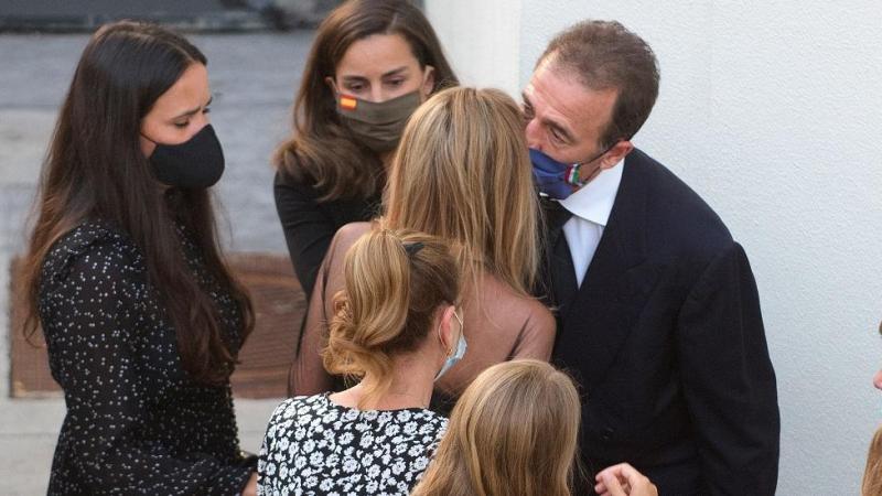 Aessandro Lequio saluda a Ana Obregón a la entrada de la iglesia. EP