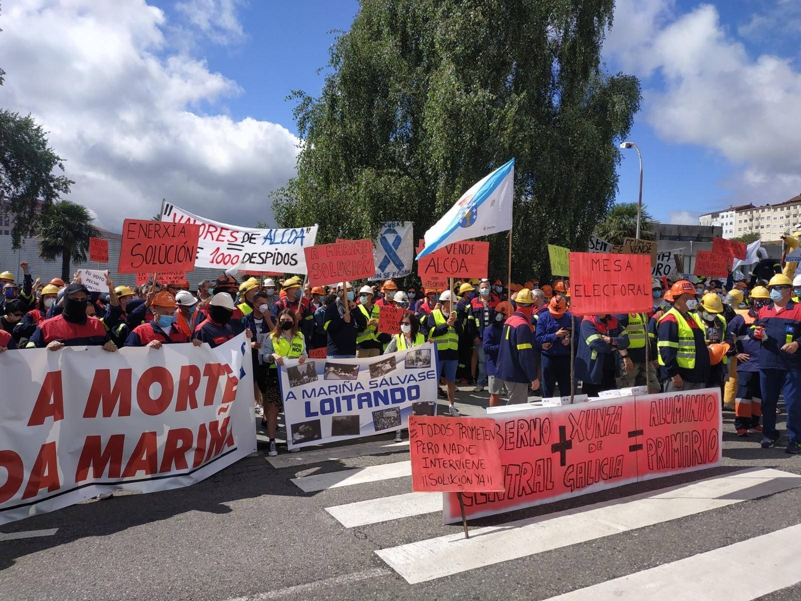 Los trabajadores de Alcoa se manifiestan frente a la Xunta