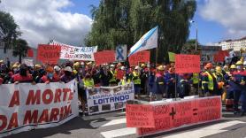 Los trabajadores de Alcoa se manifiestan frente a la Xunta