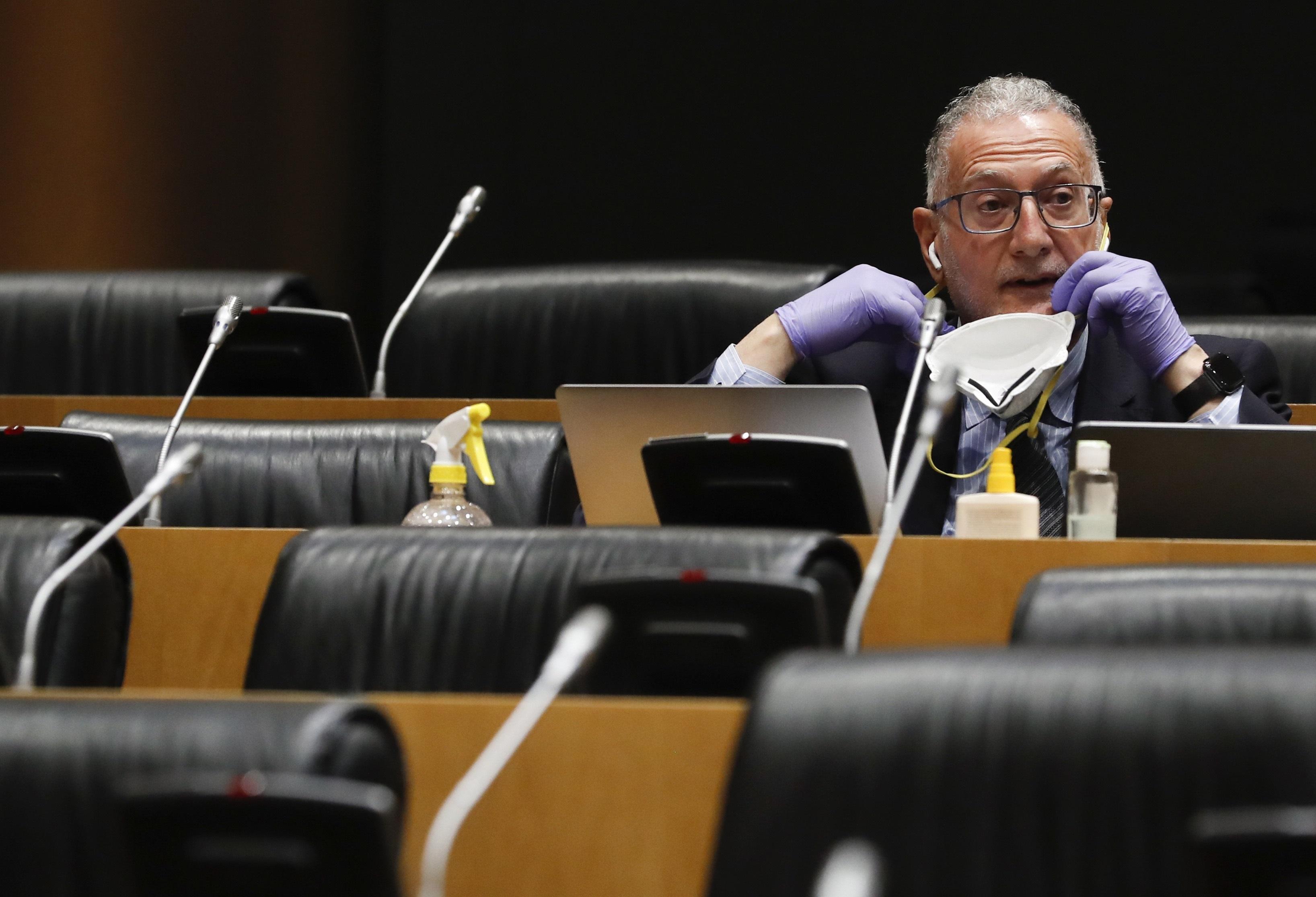 l diputado de Vox, Juan Luis Steegmann Olmedillas, se coloca una mascarilla durante una comparecencia del ministro de Sanidad, Salvador Illa