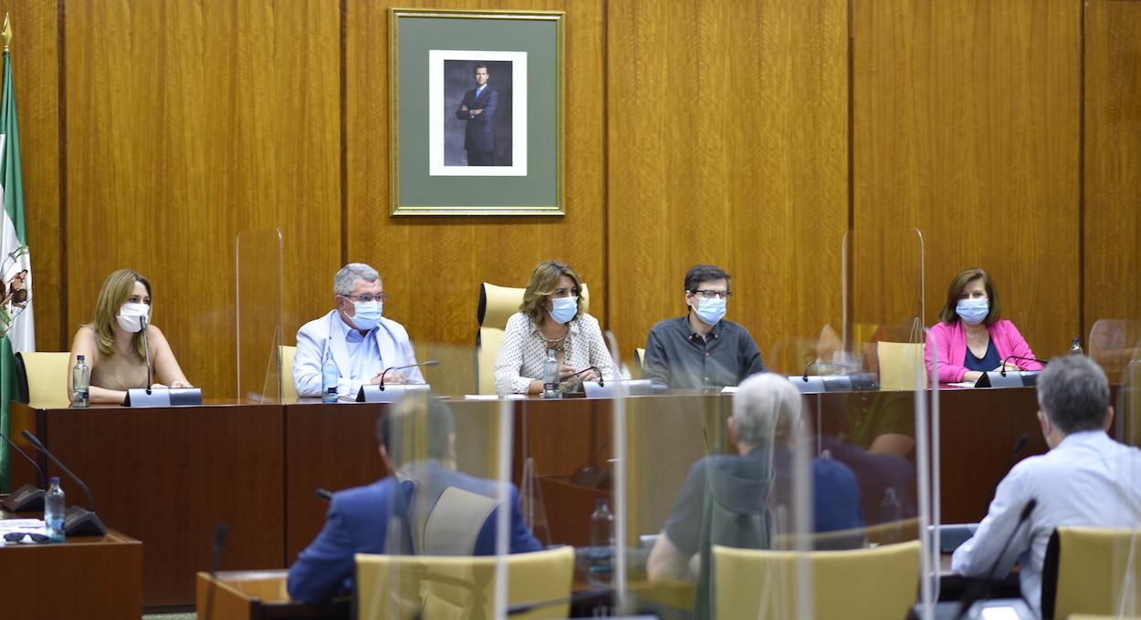 Reunión de Susana Díaz y diputados del PSOE con los sindicatos sanitarios, hoy en el Parlamento.