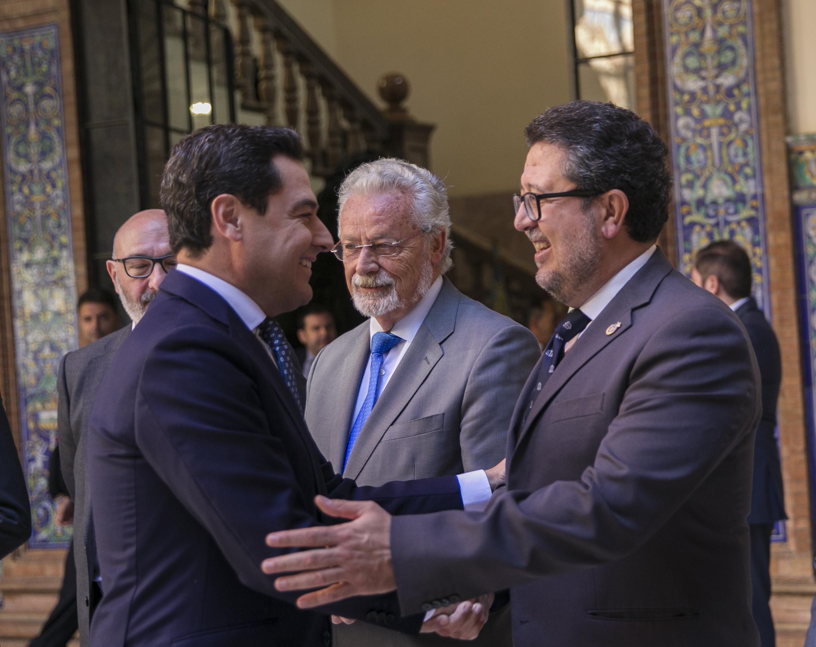 El presidente de la Junta, Juanma Moreno (i),saluda al exlíder del grupo Vox en Andalucía, Francisco Serrano