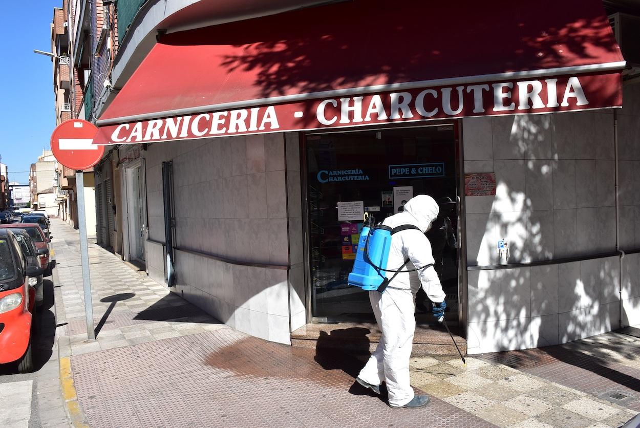 Un hombre realizando labores de desinfección