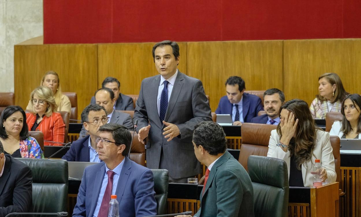 Bancada del Gobierno y el PP, con el portavoz José Antonio Nieto interviniendo en el Pleno.