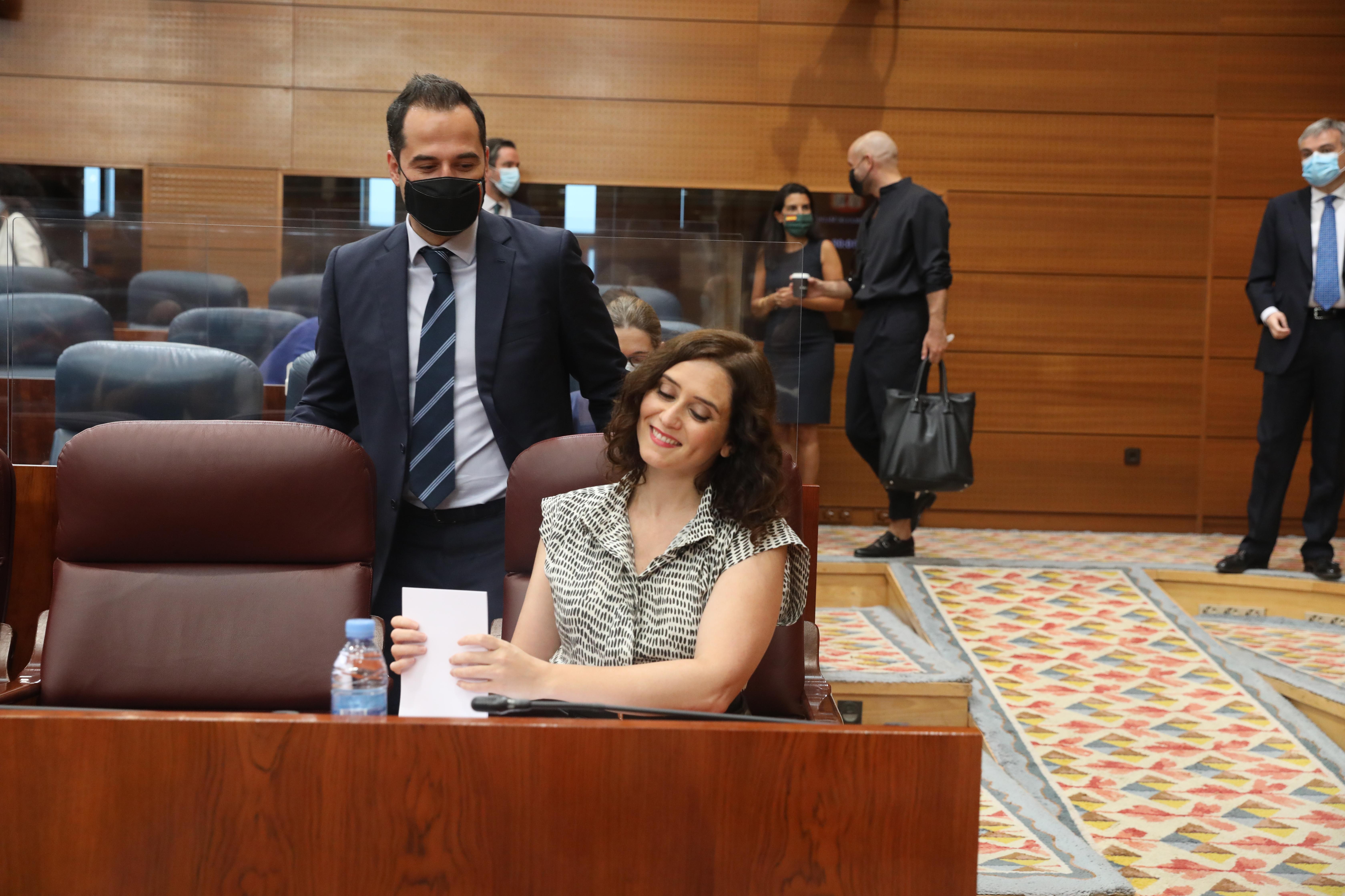 La presidenta de la Comunidad de Madrid, Isabel Díaz Ayuso (d) y el vicepresidente de la Comunidad, Ignacio Aguado (i), en la sesión de control en la Asamblea de Madrid. EP