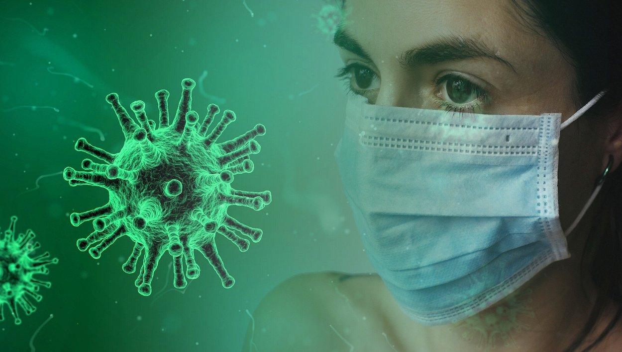 Fotomontaje de una mujer con una mascarilla y un virus