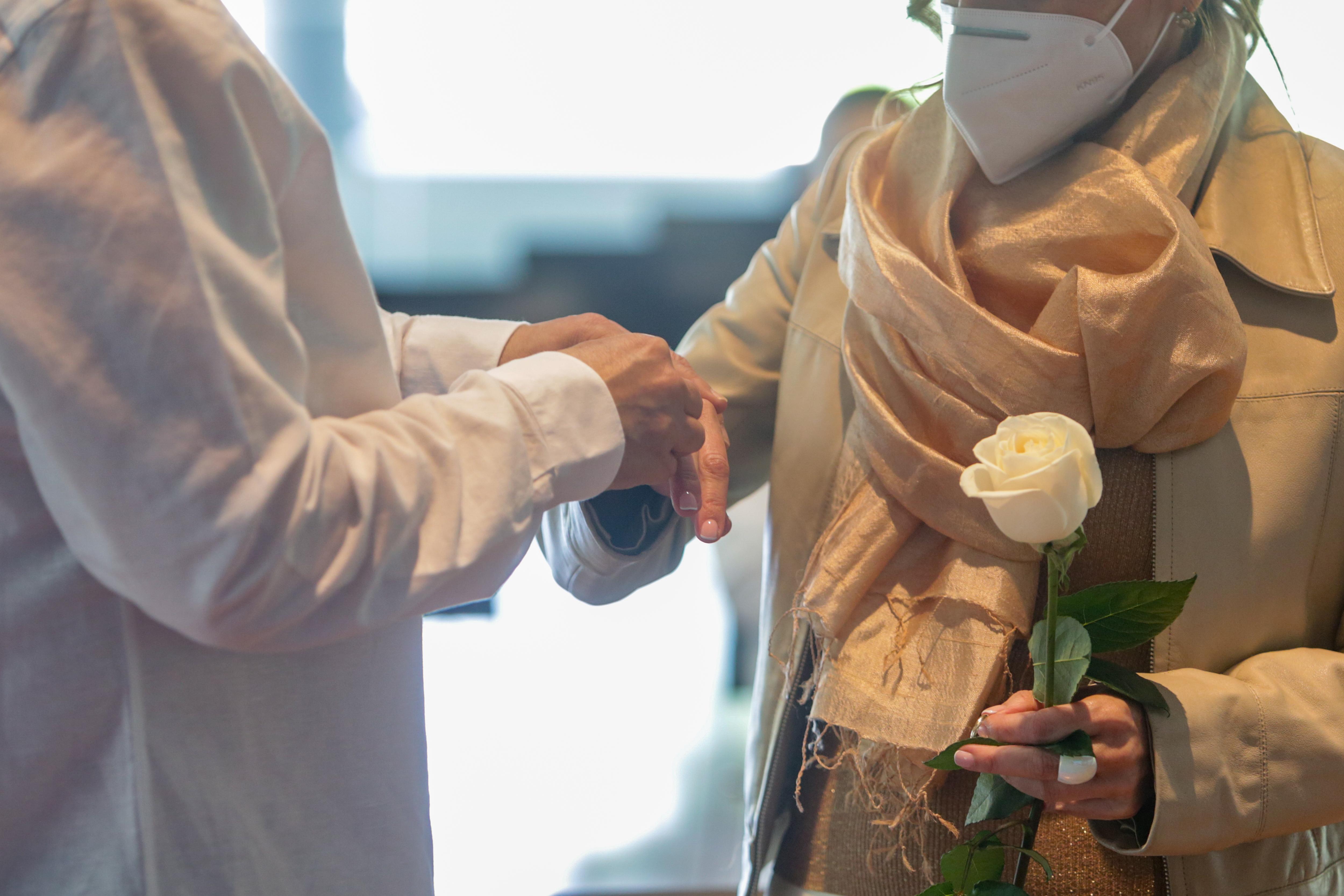 Una pareja se coloca las alianzas durante su boda / EP