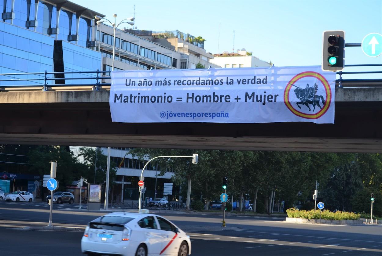 Pancarta homófoba colgada por jóvenes de ultraderecha