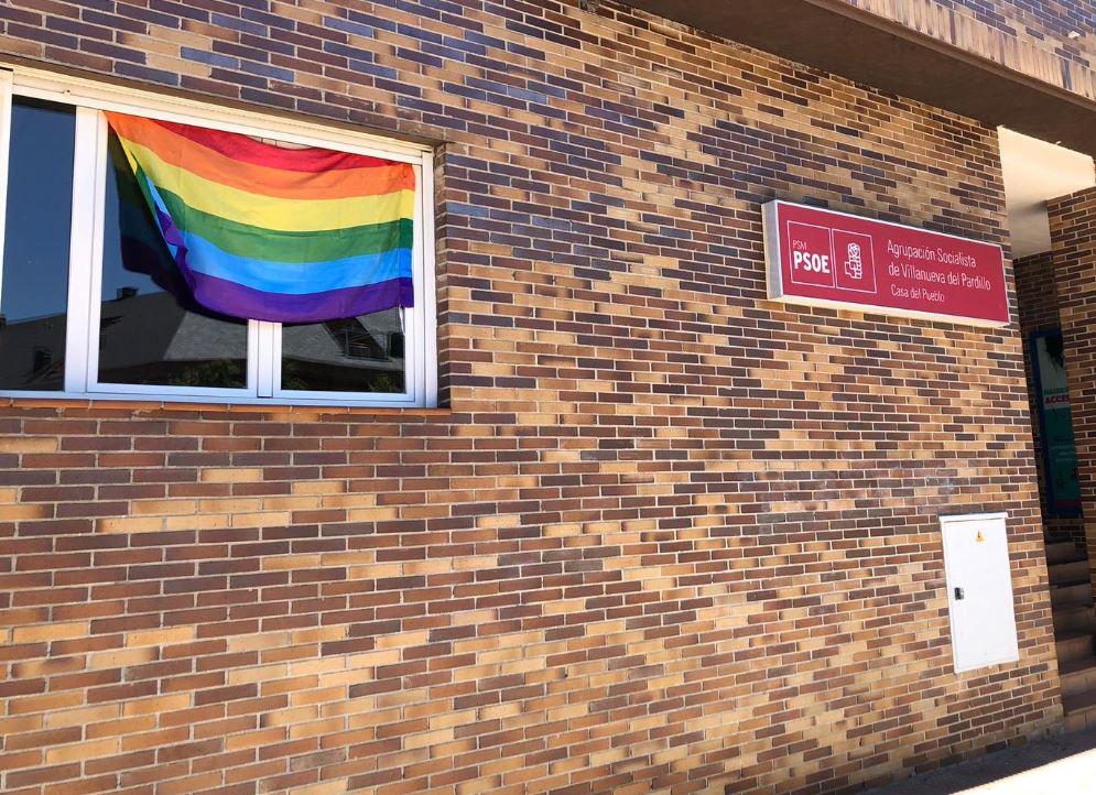 La bandera LGTBI colocada en la sede del PSOE de Villanueva del Pardillo antes de ser quemada / Twitter