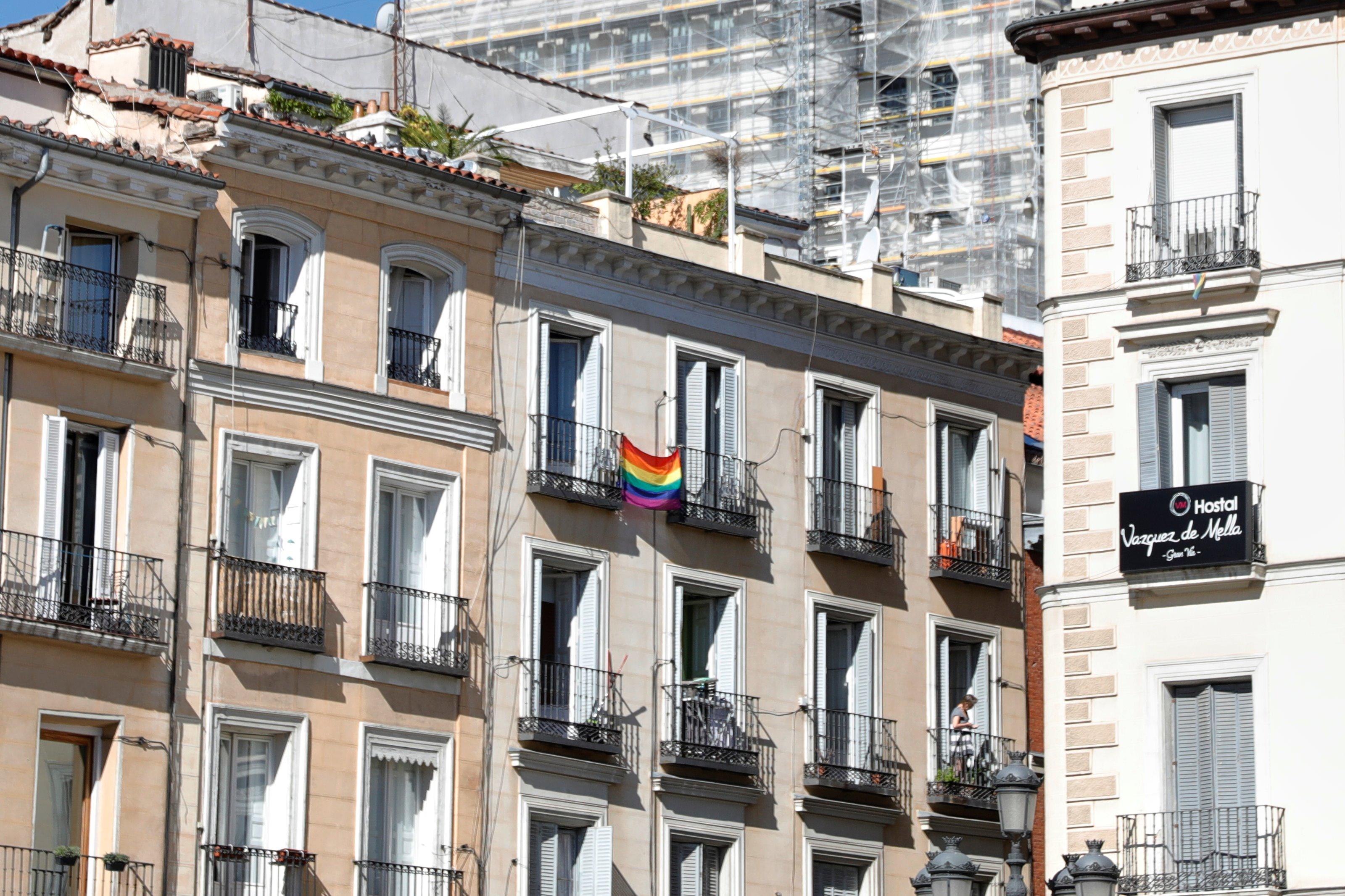 Imagen de un balcón con la bandera del Orgullo