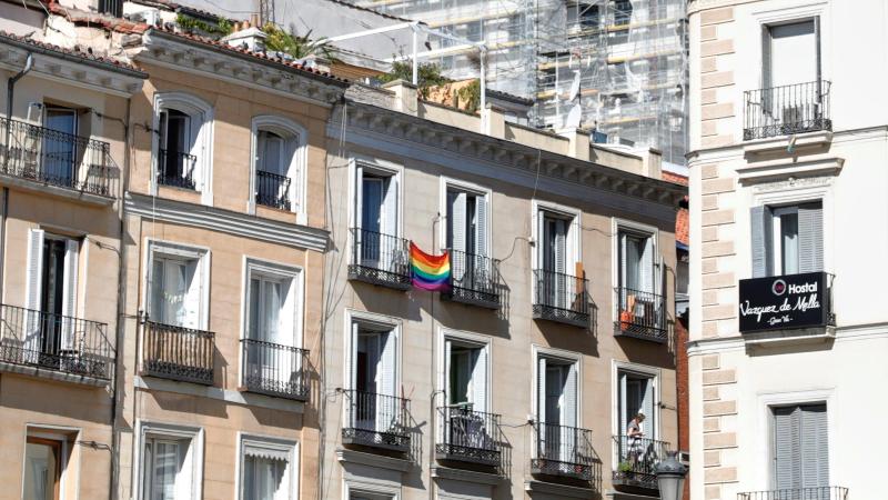 Imagen de un balcón con la bandera del Orgullo
