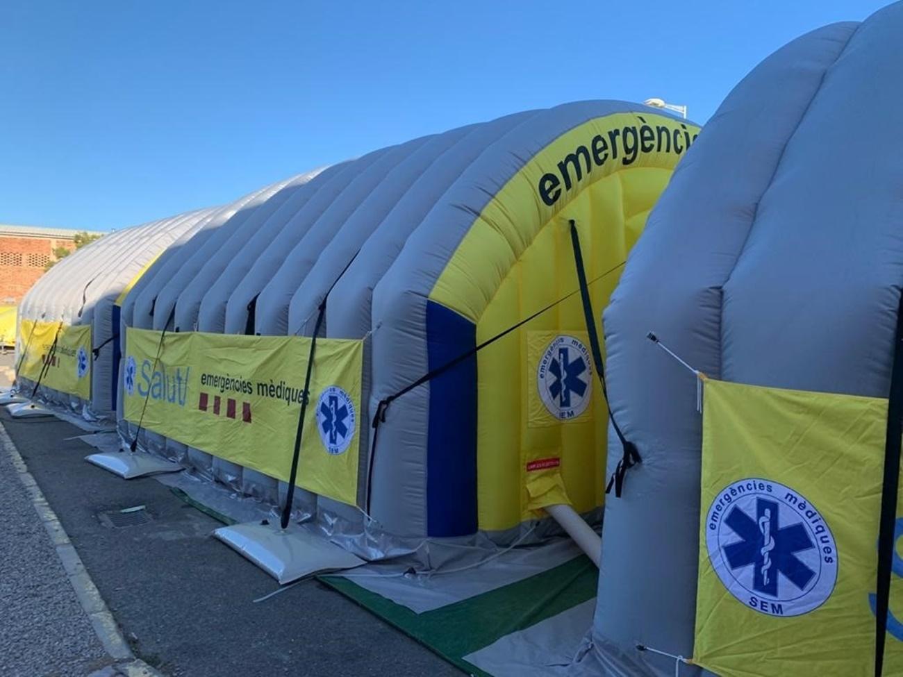 Carpa de emergencias médicas intalada junto al Hospital de Arnau