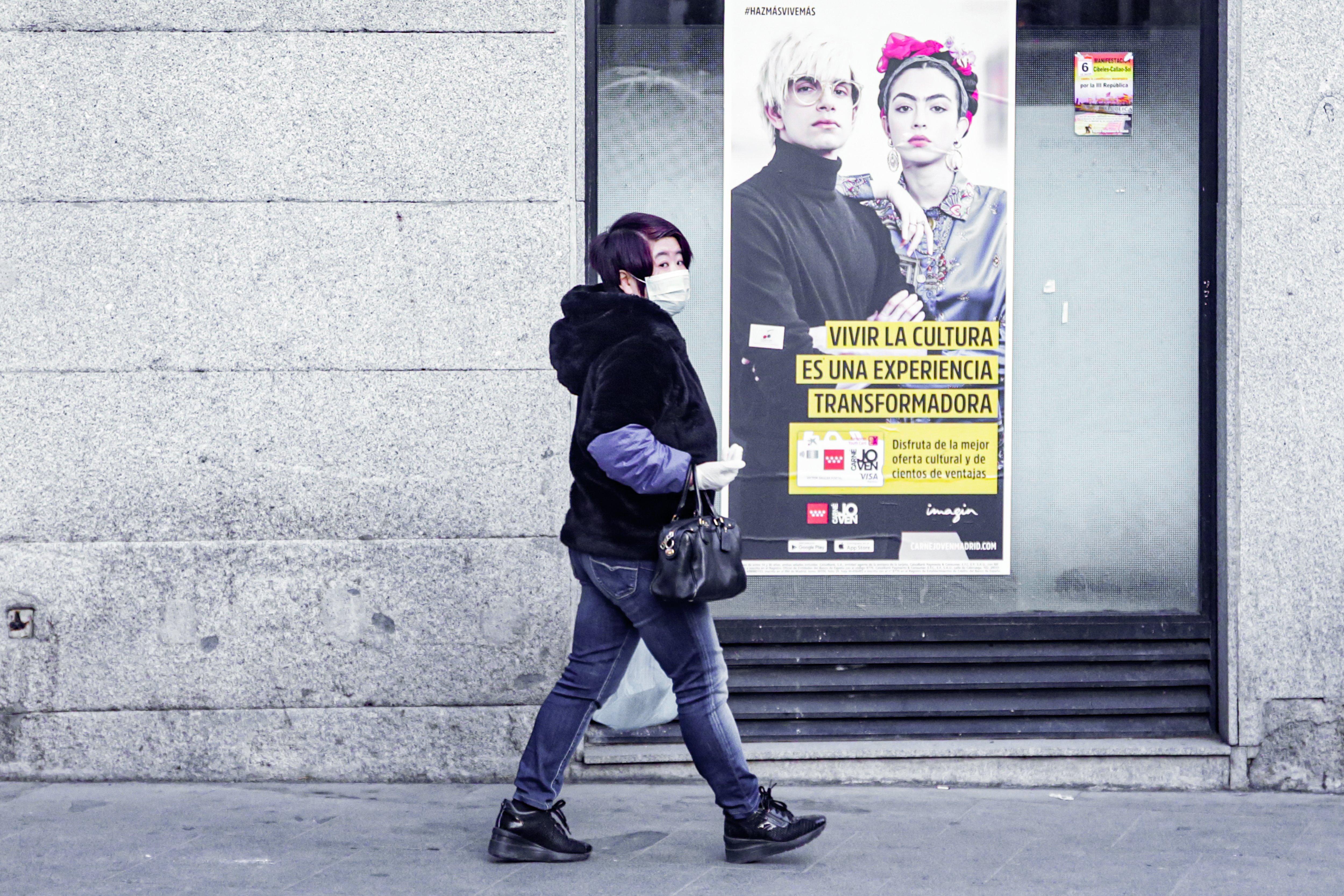 Una mujer china camina por Madrid. Fuente: Europa Press.
