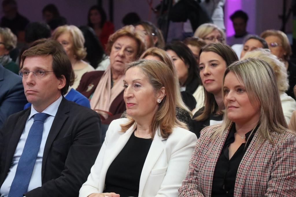 La Gran Famiglia. Almeida con Mari Mar Blanco La Gran Famiglia. Almeida con Mari Mar Blanco