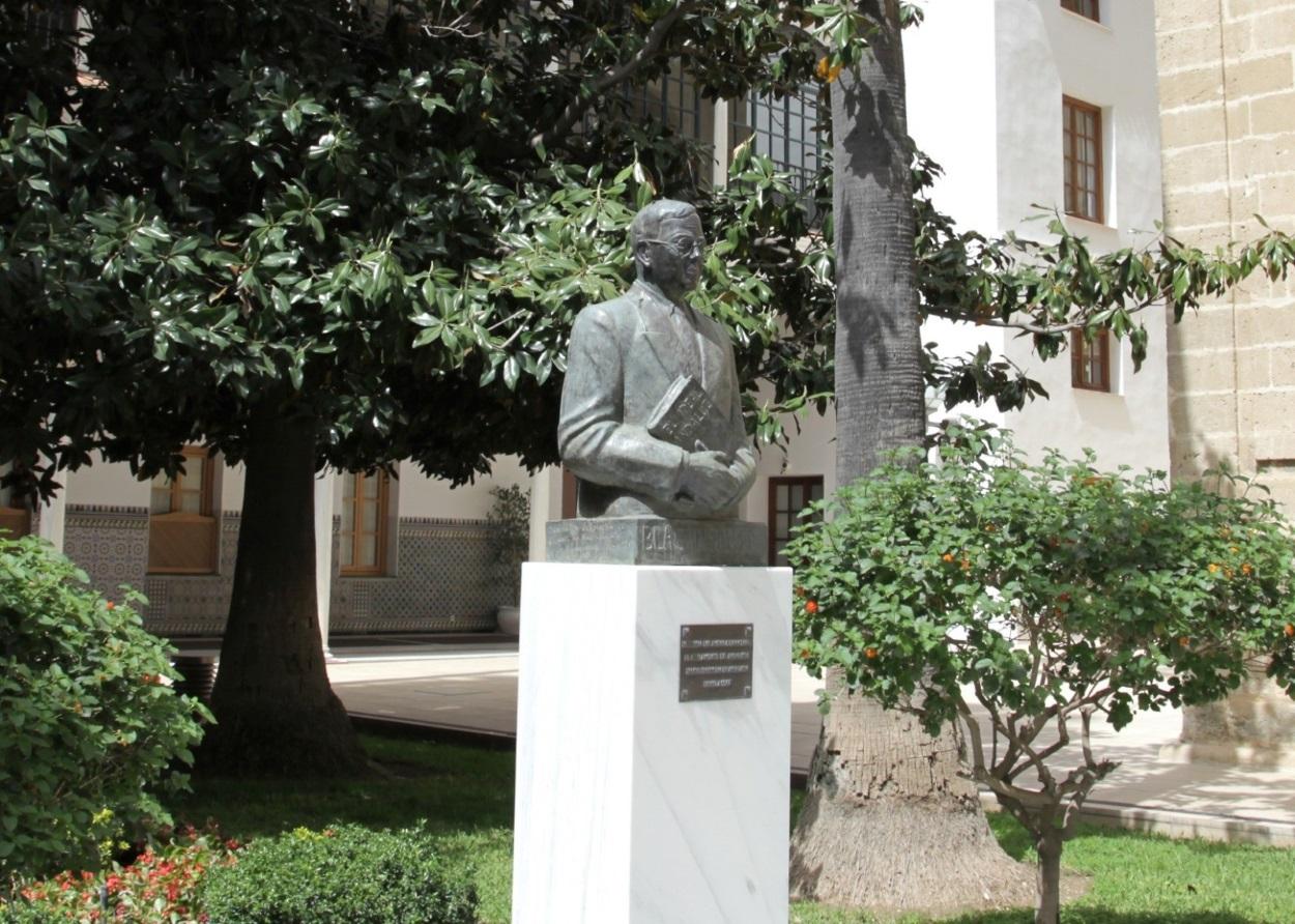 Busto de Blas Infante en la puerta del salón de Plenos del Parlamento andaluz