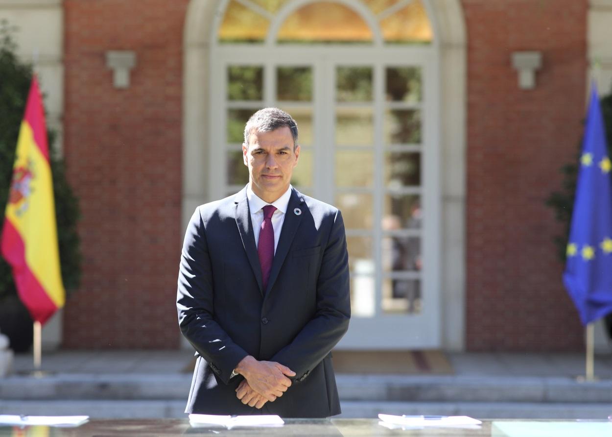 El presidente del Gobierno, Pedro Sánchez, frente a la puerta de Moncloa