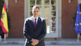 El presidente del Gobierno, Pedro Sánchez, frente a la puerta de Moncloa