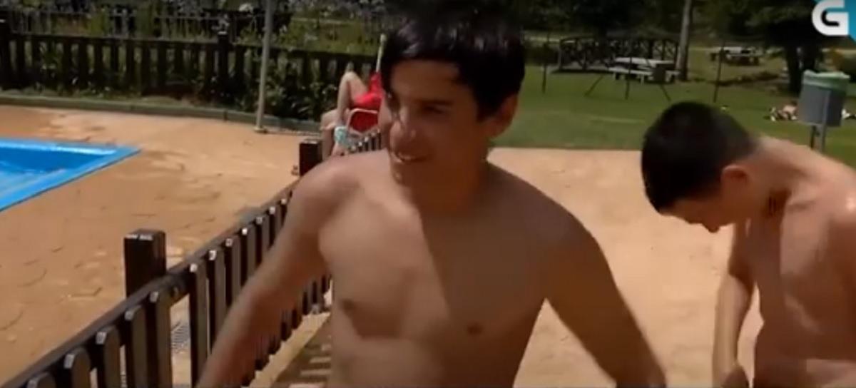 La Televisión de Galicia entrevista a dos niños en el parque acuático de Cerceda