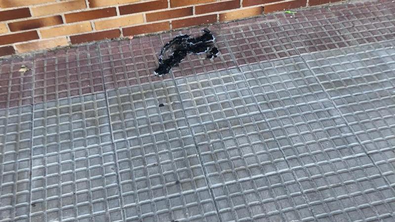 La bandera quemada en la sede del PSOE en Villanueva del Pardillo / Arcópoli