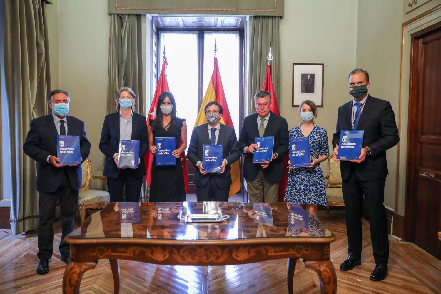 José Luis Martínez-Almeida (4i), la vicealcaldesa, Begoña Villacís (3i), el portavoz socialista, Pepu Hernández (1i), la portavoz de Más Madrid Marta Higueras (1i); la portavoz del PP, Andrea Levy (2d); y de VOX, Javier Ortega Smith (1d). EP