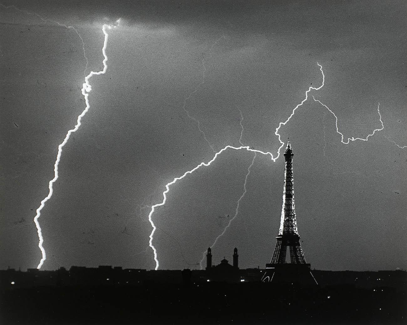 La fotografía 'París, en verano, una tarde de tormenta 1925', de André Kertész forma parte de la exposición Cámara y ciudad