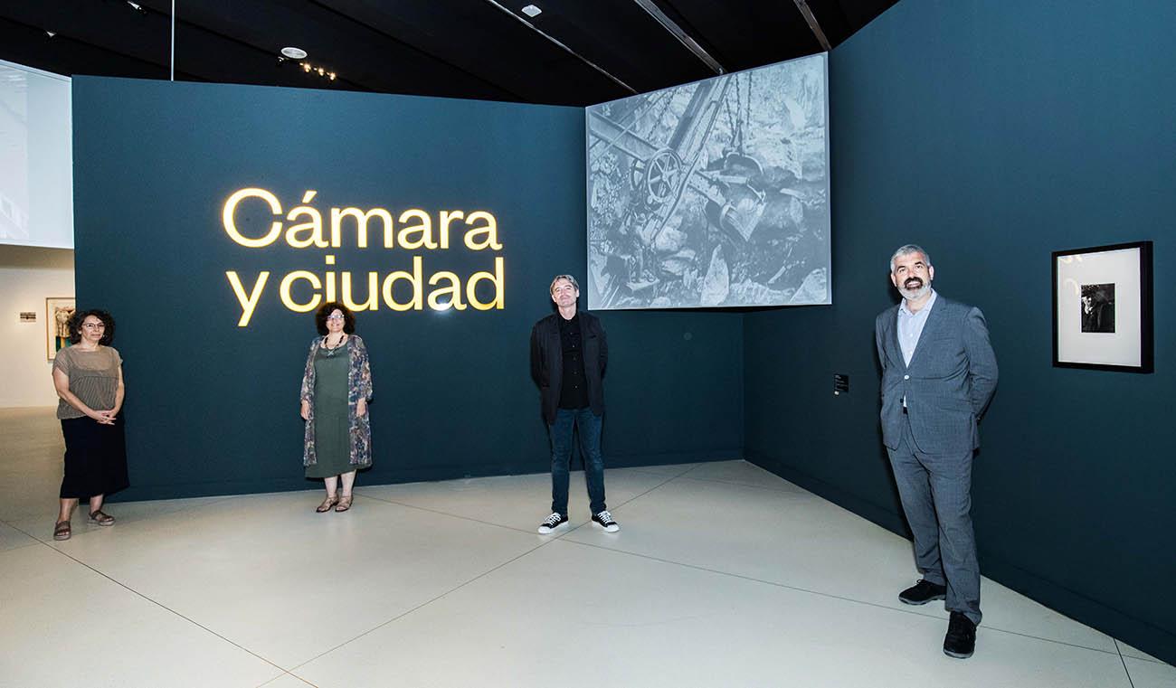 El director del Área de Cultura y Divulgación Científica de la Fundación ”la Caixa”, Ignasi Miró, y el comisario Florian Ebner han presentado en CaixaForum Madrid la exposición Cámara y ciudad. La vida urbana en la fotografía y el cine.