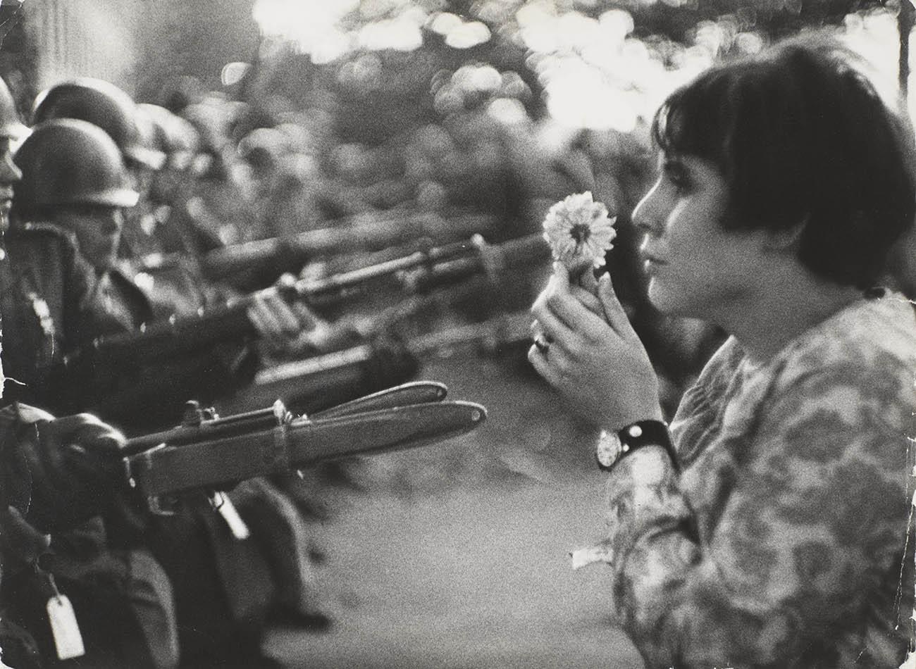 Marc Riboud. La joven con la flor 1967. Gelatina de plata. Centre Pompidou, Paris, Musee national d’art moderne – Centre de creation industrielle © Marc Riboud /Magnum Photos / Contacto © Centre Pompidou, MNAM-CCI/Georges Meguerditchian/Dist. RMN-GP.