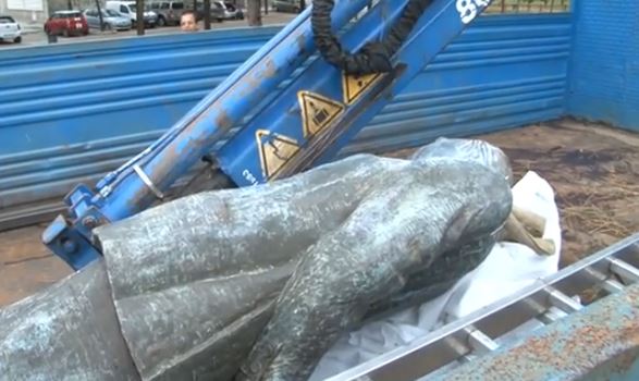 Derriban y retiran una estatua de Pujol en Premià de Dalt